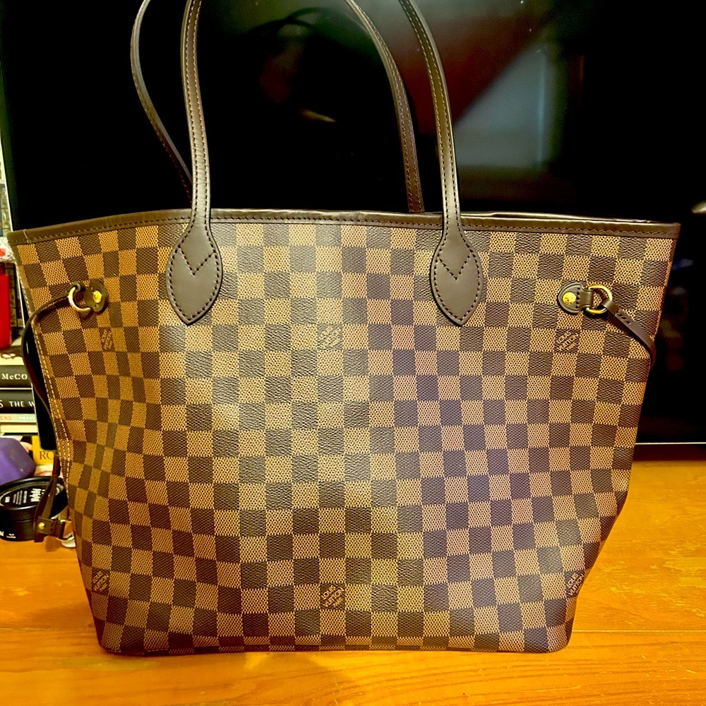 LV Neverfull Medium tote. It is in BRAND NEW condition. No wear, no marks.